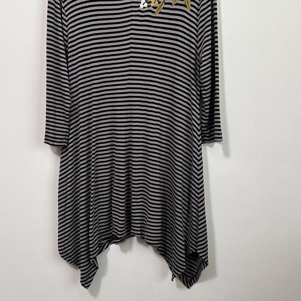 Soft Surroundings Tunic Top M Gray Stripe Embroidered Shark Bite Hem Soft FLAW - Picture 8 of 10